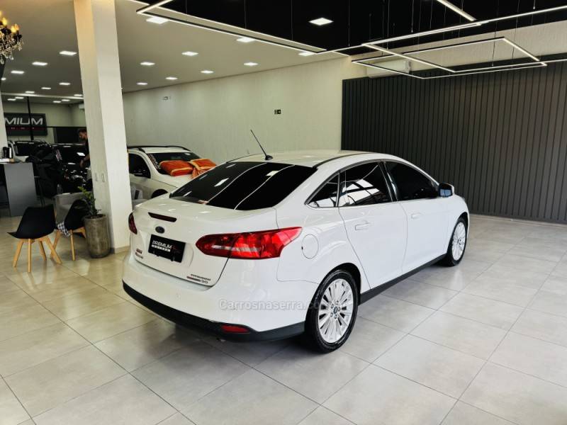 FORD - FOCUS - 2016/2016 - Branca - R$ 65.900,00