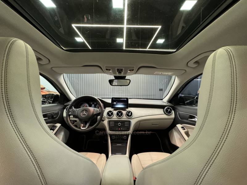 MERCEDES-BENZ - GLA 200 - 2016/2016 - Preta - R$ 122.900,00