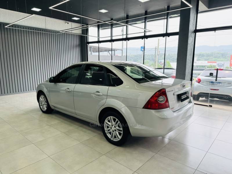 FORD - FOCUS - 2011/2011 - Branca - R$ 39.900,00