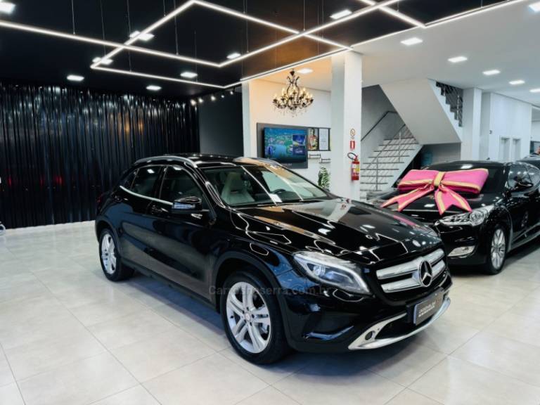 MERCEDES-BENZ - GLA 200 - 2016/2016 - Preta - R$ 122.900,00