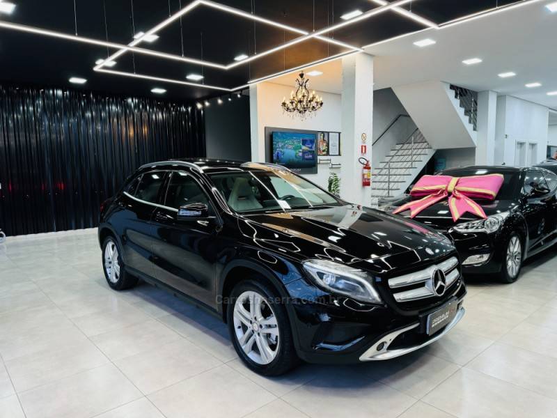 MERCEDES-BENZ - GLA 200 - 2016/2016 - Preta - R$ 122.900,00