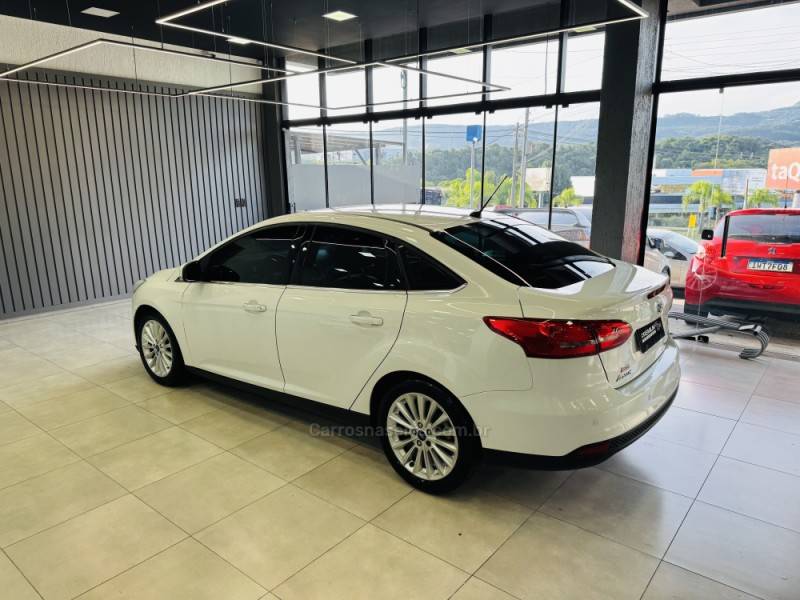 FORD - FOCUS - 2016/2016 - Branca - R$ 65.900,00