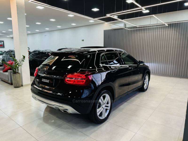 MERCEDES-BENZ - GLA 200 - 2016/2016 - Preta - R$ 122.900,00