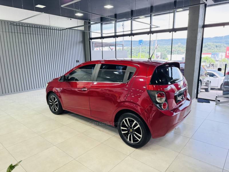 CHEVROLET - SONIC - 2014/2014 - Vermelha - R$ 45.900,00