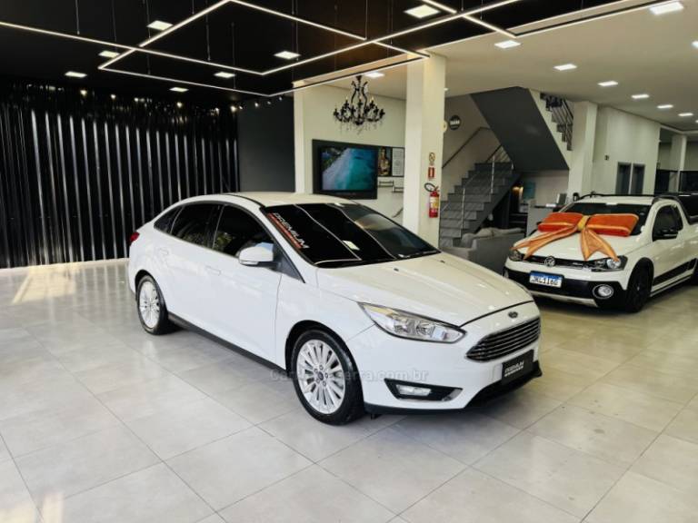 FORD - FOCUS - 2016/2016 - Branca - R$ 65.900,00