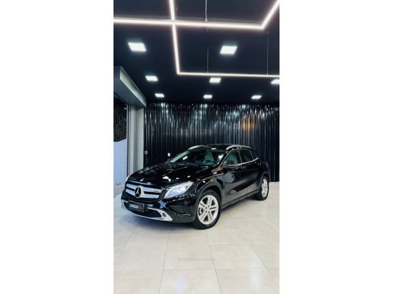 MERCEDES-BENZ - GLA 200 - 2016/2016 - Preta - R$ 122.900,00