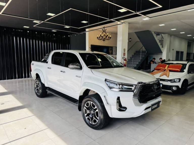 TOYOTA - HILUX - 2024/2024 - Branca - R$ 310.000,00