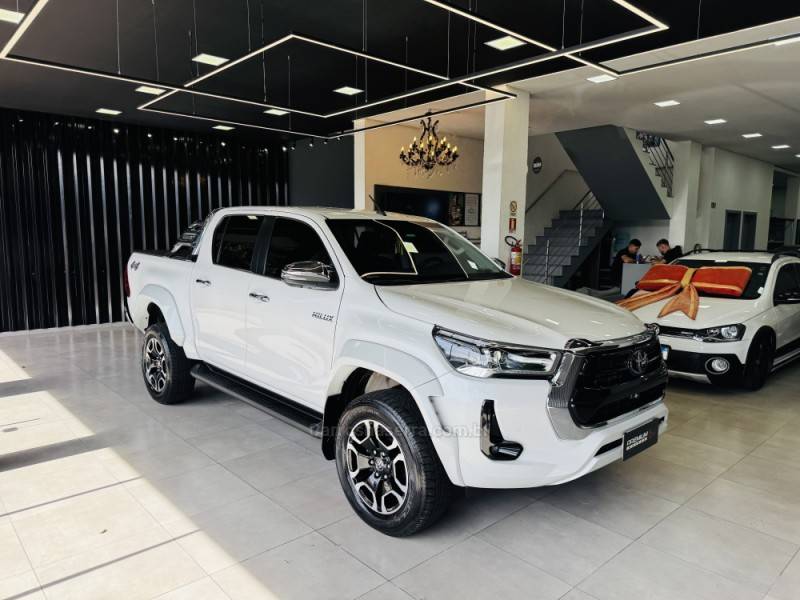 TOYOTA - HILUX - 2024/2024 - Branca - R$ 310.000,00